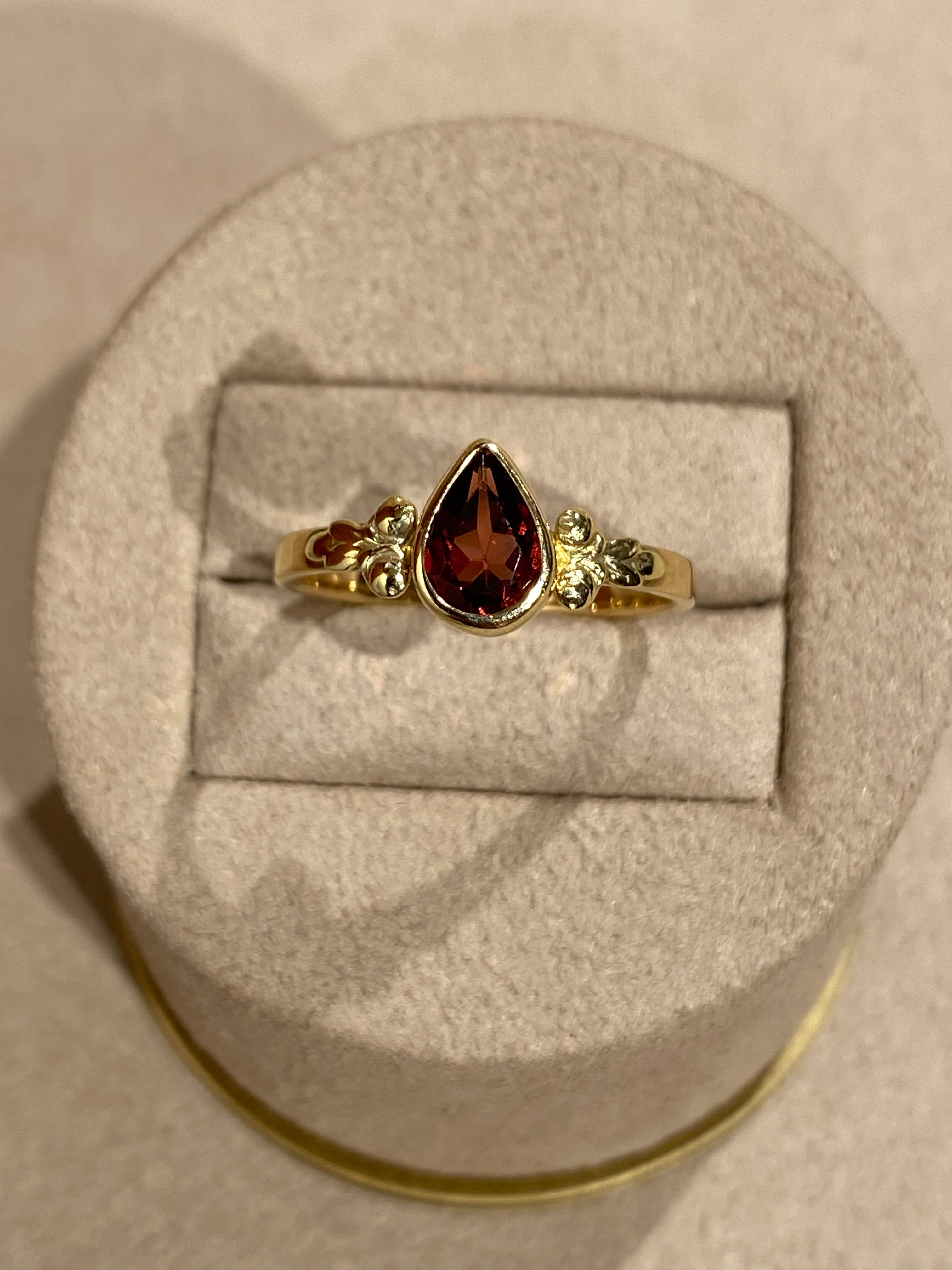 Druppel Roos Granaat Ring