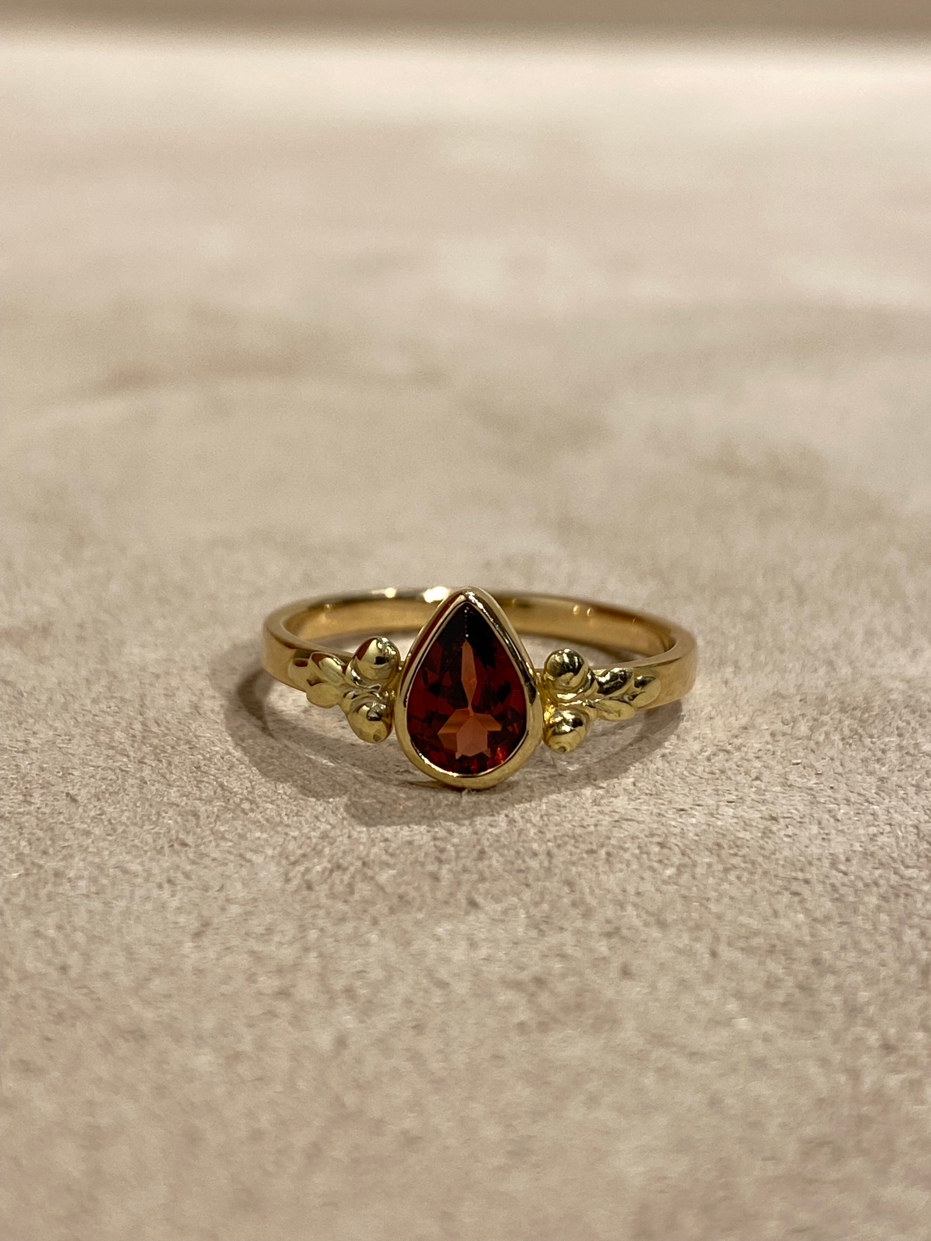 Druppel Roos Granaat Ring