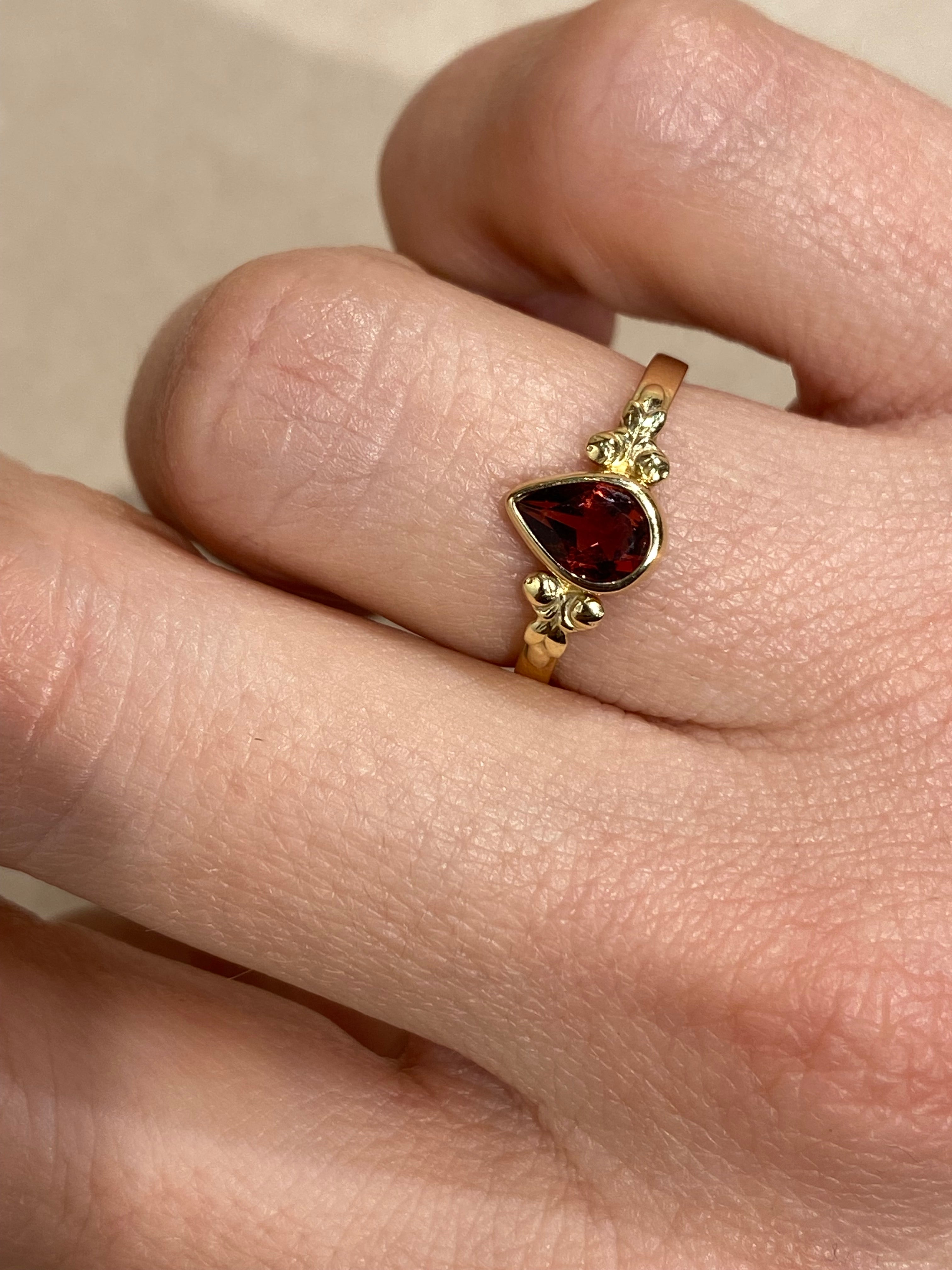 Druppel Roos Granaat Ring