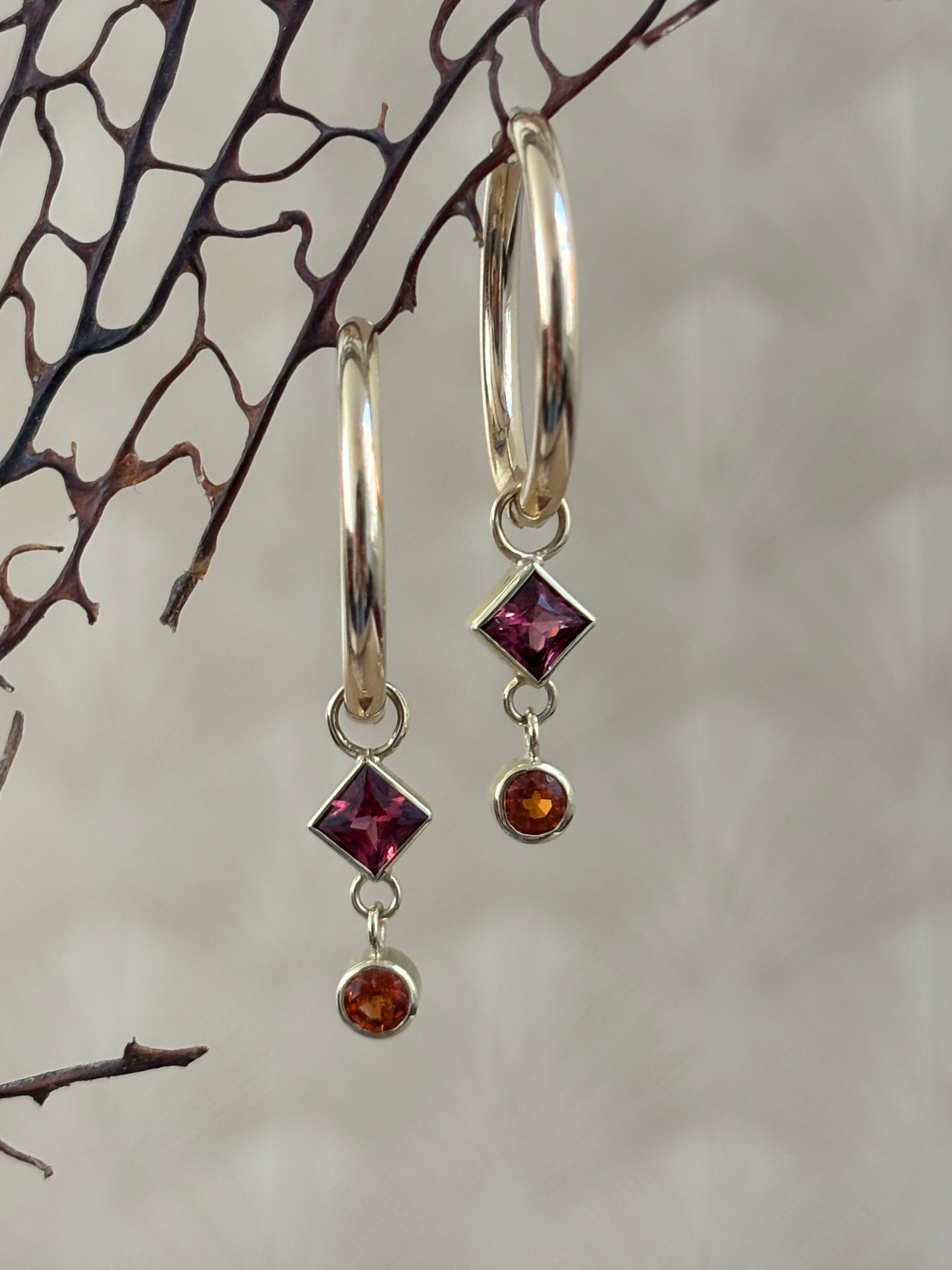 Oorringen M met Rhodoliet & Spessartien