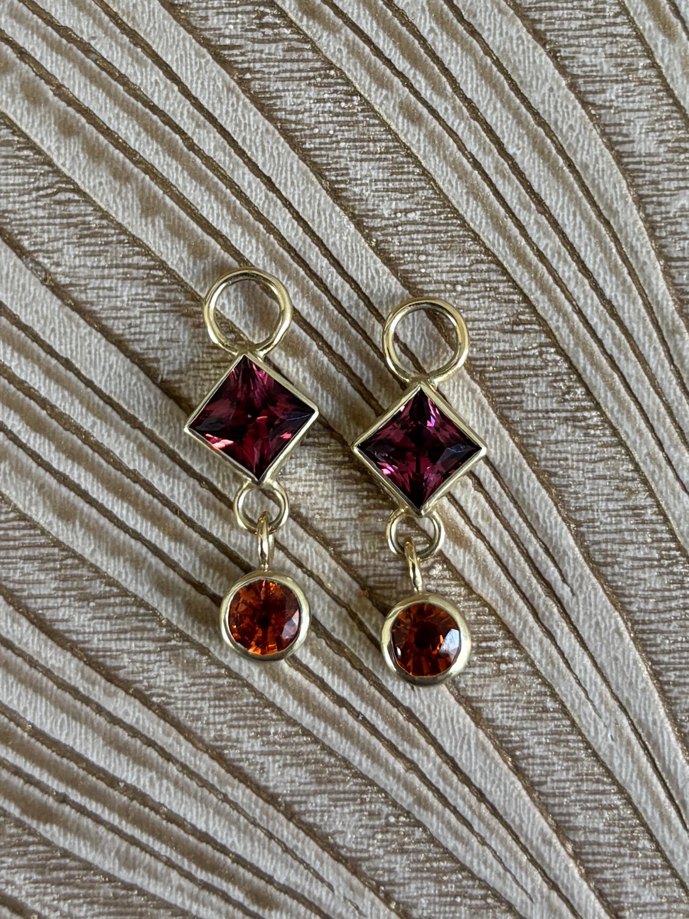 Oorringen M met Rhodoliet & Spessartien