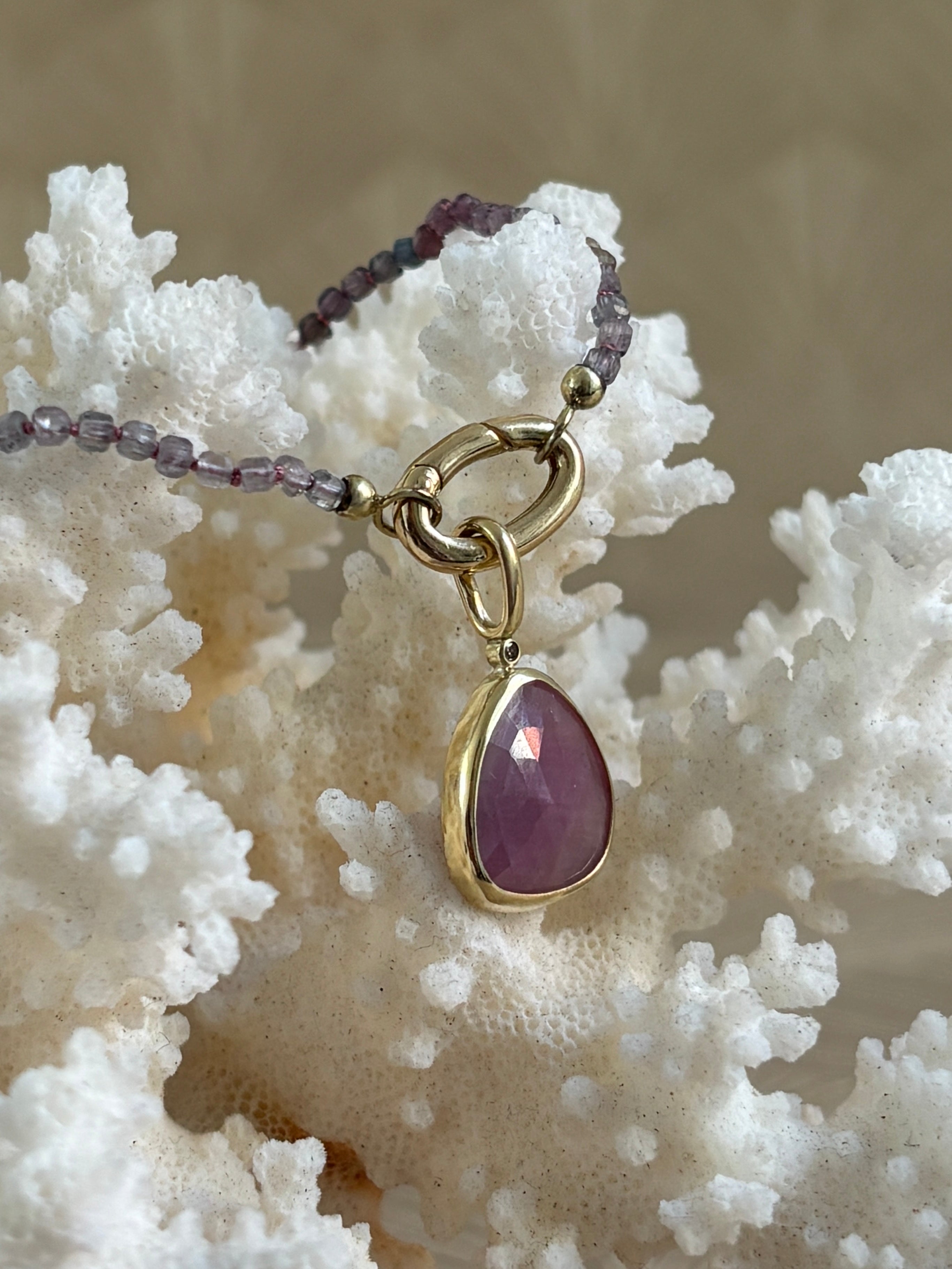 Spring Spinel Ketting met Saffier Hanger