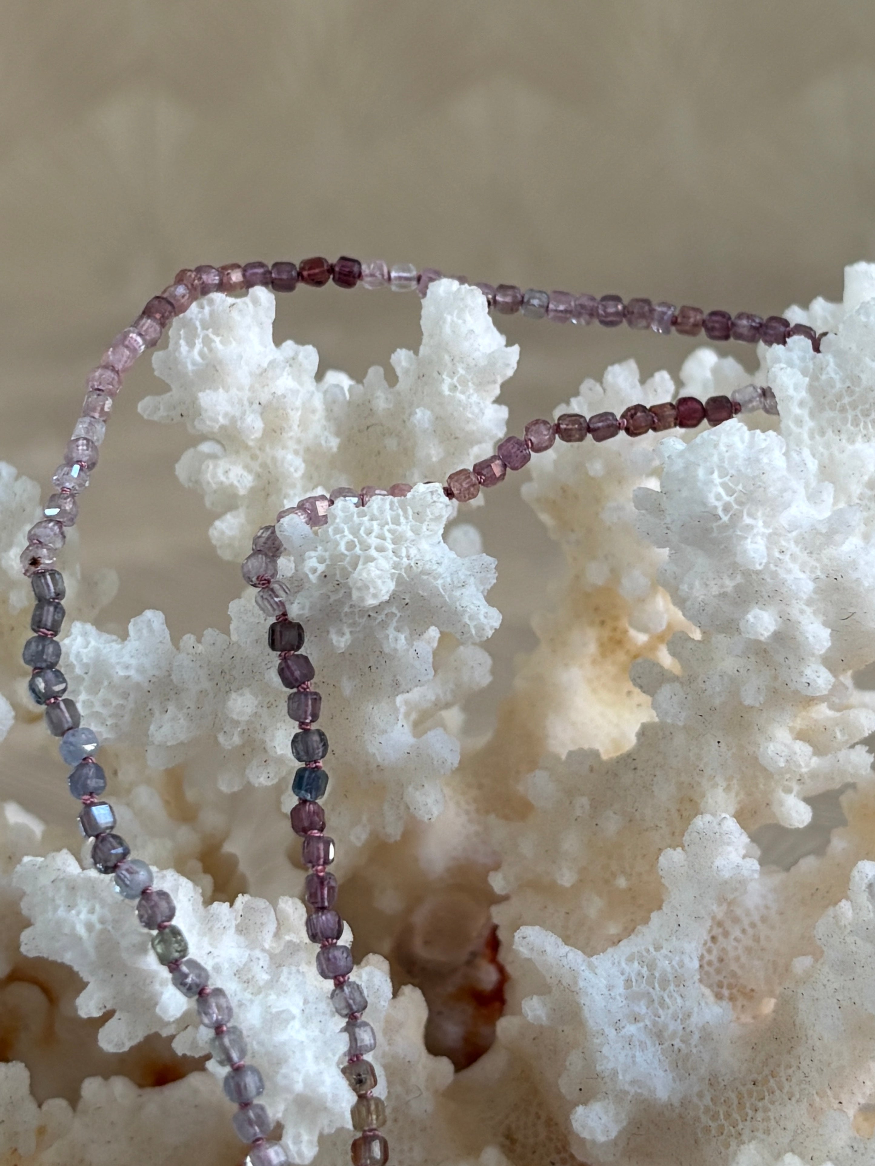 Spring Spinel Ketting met Saffier Hanger