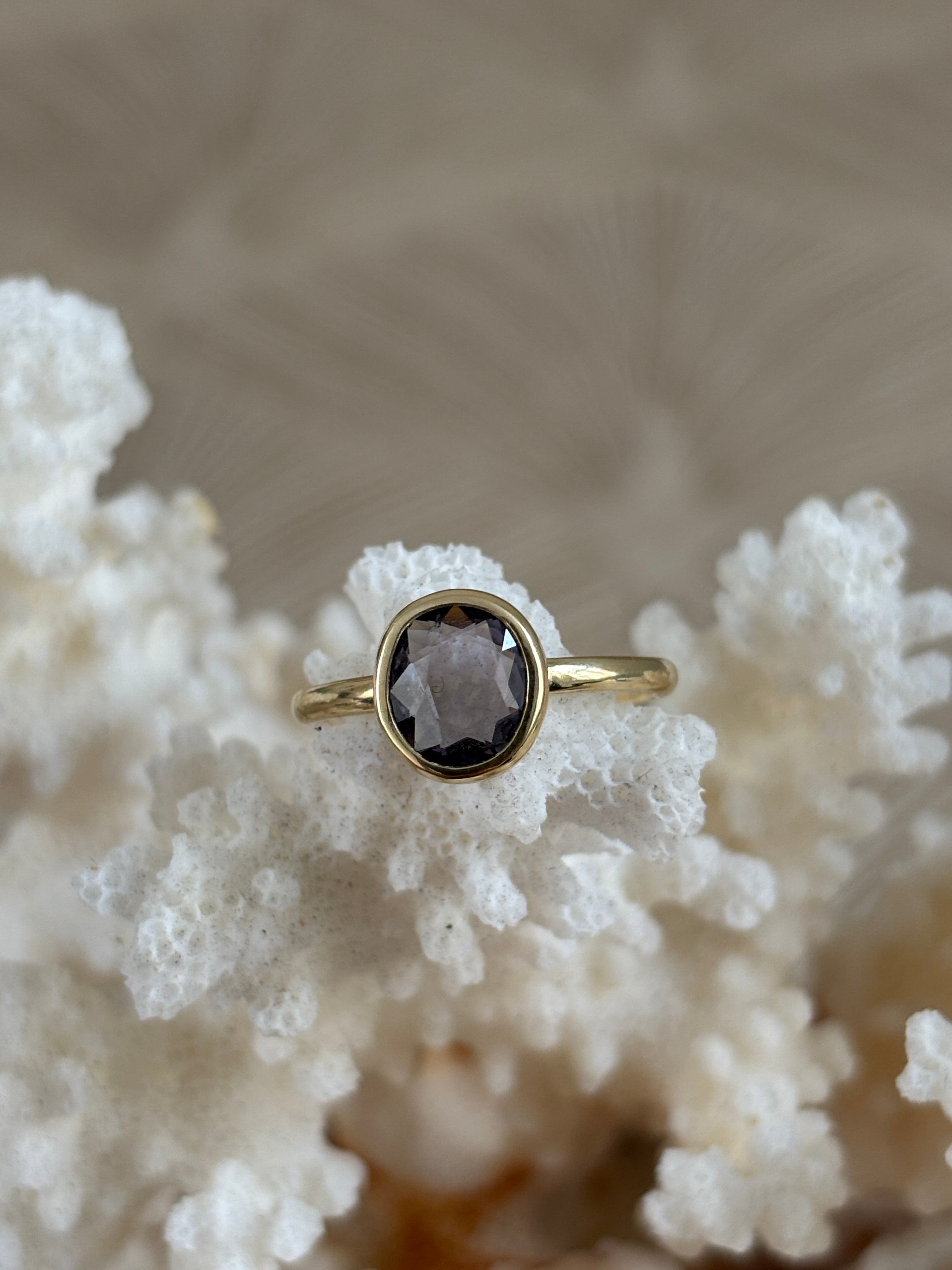 Spinel Amorf Ring