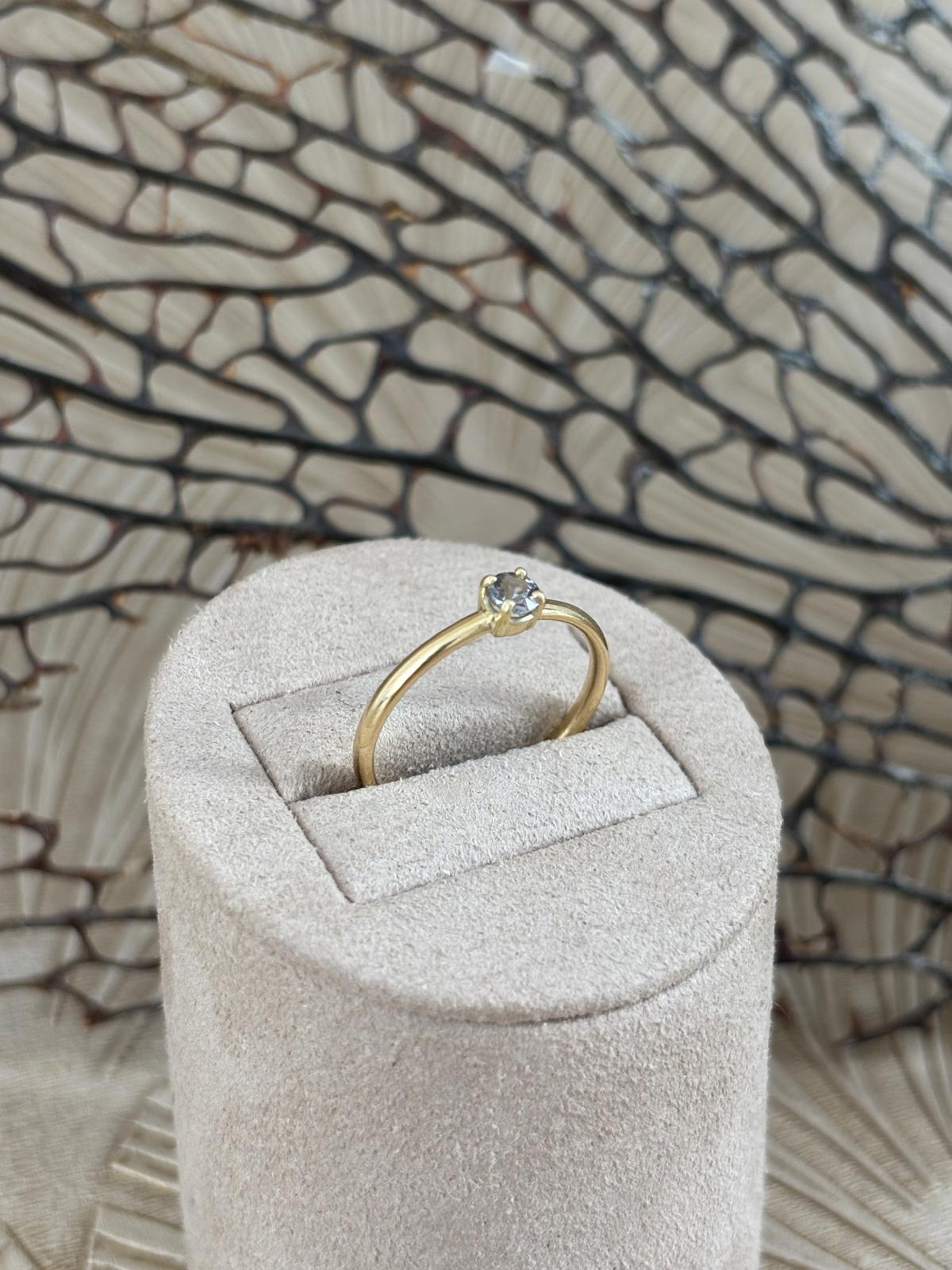 Solitair Ring Grijze Spinel