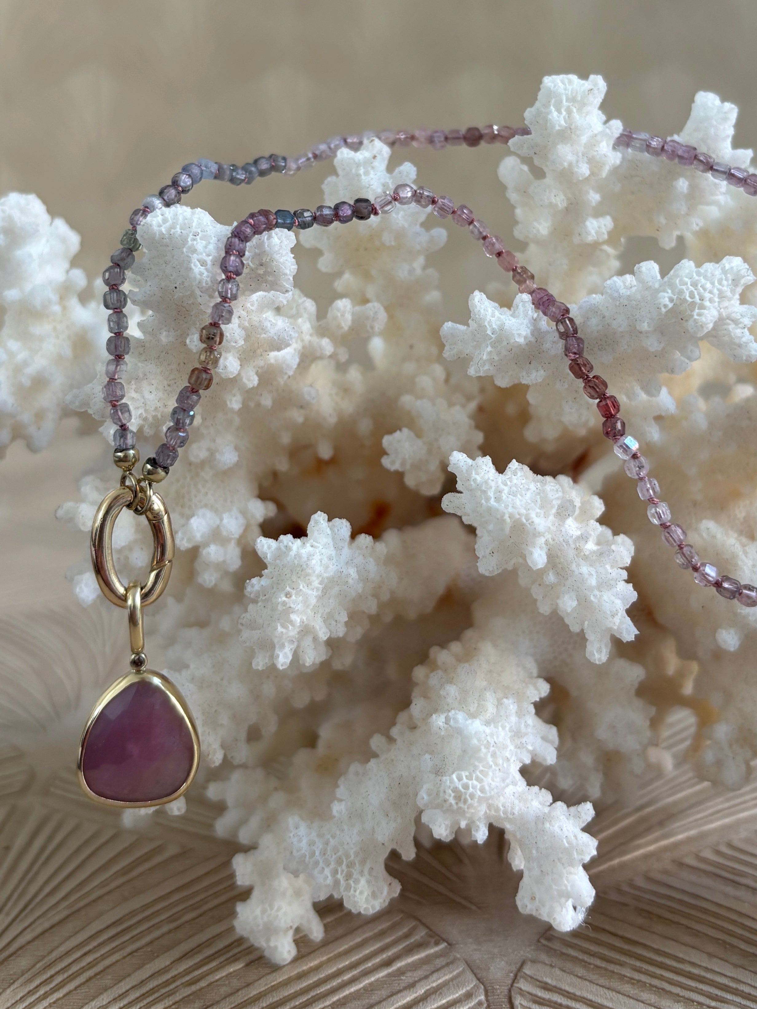 Spring Spinel Ketting met Saffier Hanger