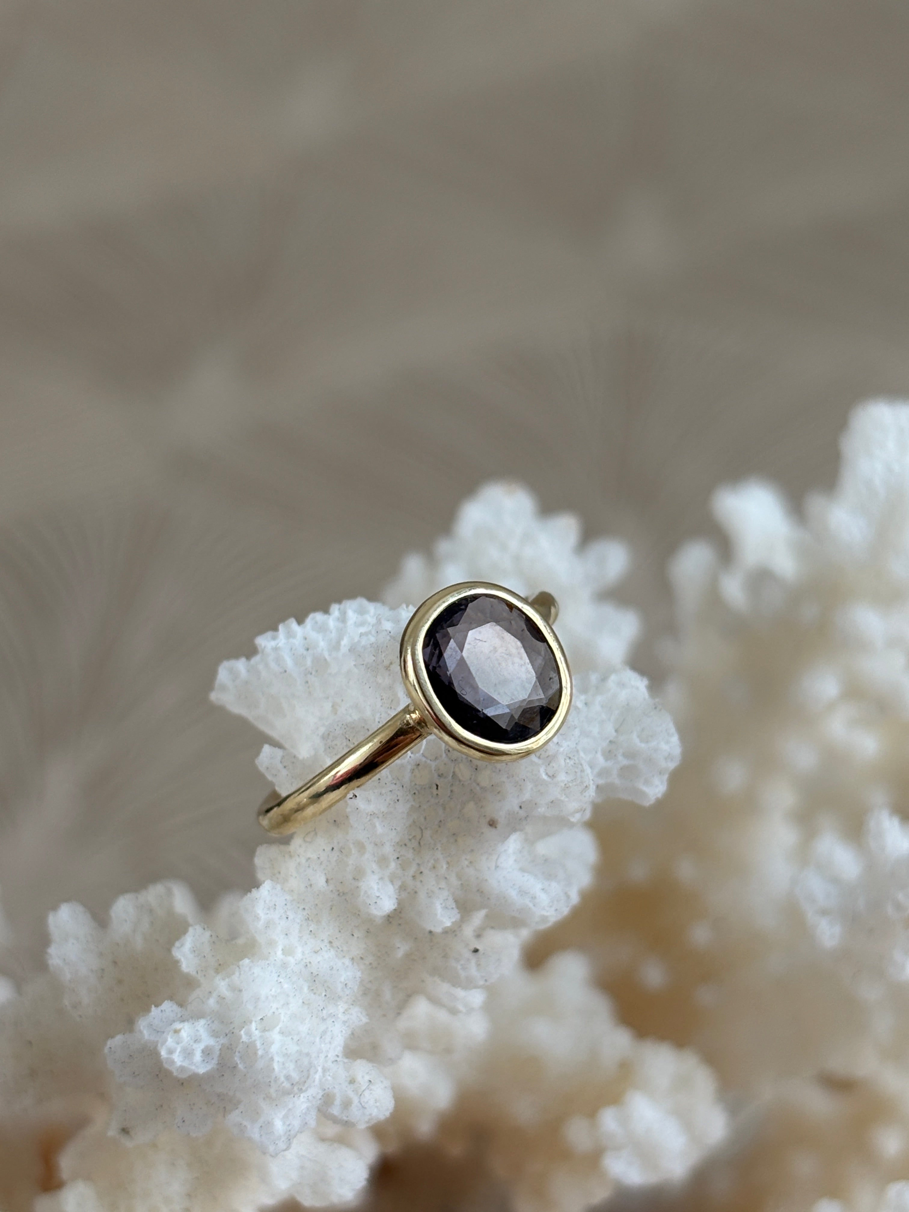 Spinel Amorf Ring