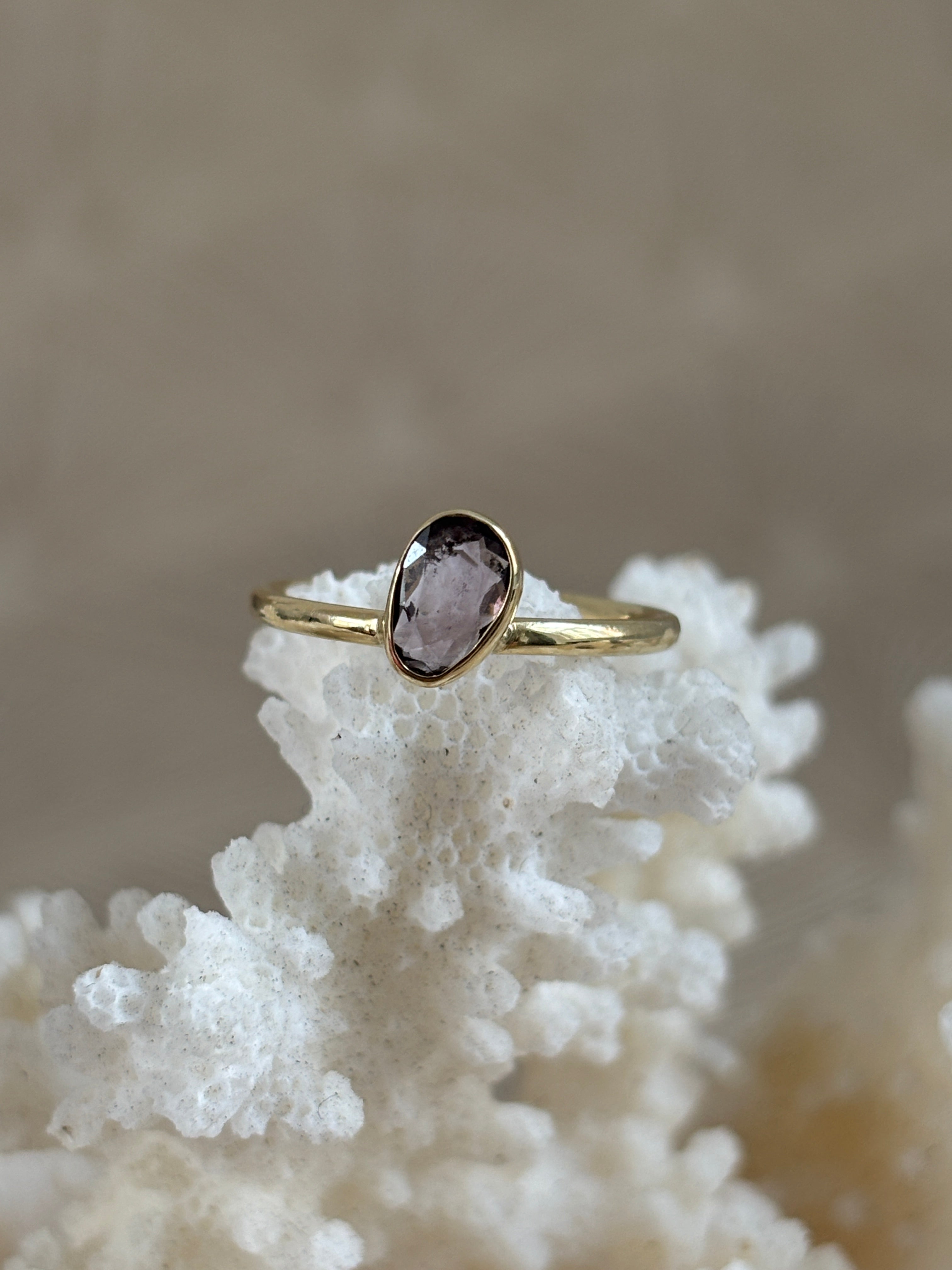 Tiny Spinel Ring Druppel